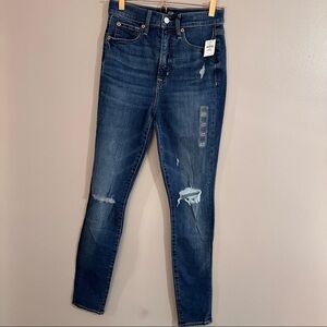 GAP NWT sky high skinny jeans. Size 2 / 26. Goes to ankle. Stretchy.